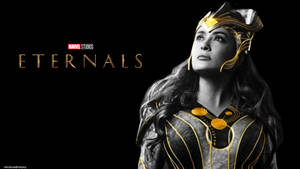 Marvel Eternals 身穿金色和黑色盔甲的超級英雄仰望。