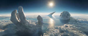 一隻巨大的手和臉在太空中的明亮太陽下從雲層中升起。 — 寬螢幕 壁紙
