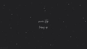 黑暗的星空，白色草書文字寫著「never stop looking up」。