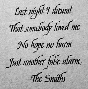 The Smiths的黑色書法歌詞在紋理灰色背景上。