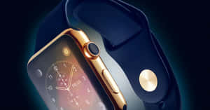 金色Apple Watch配深藍色錶帶，置於深藍色漸變背景上。