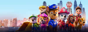 Paw Patrol小狗和萊德穿著英雄裝備，以黎明時分的城市天際線為背景。