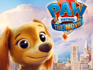 一隻微笑的動畫小狗在城市天際線前，帶有 Paw Patrol 電影標誌。