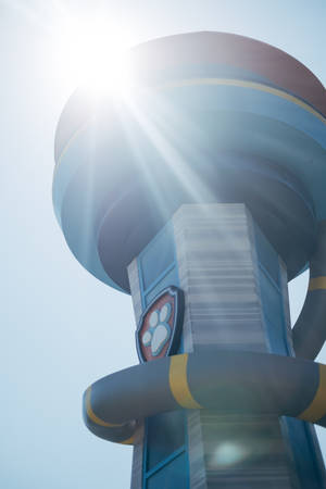 Paw Patrol 塔，背後有陽光
