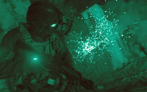 身穿夜視裝備的士兵在發光粒子效果中手持武器。