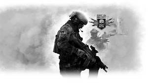 身穿戰鬥裝備的士兵在煙霧中持步槍，並有遊戲標誌。
