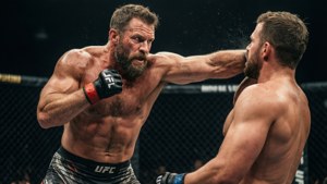兩名MMA拳手在籠中，其中一人揮拳。