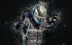F1車手身穿賽車裝備高舉拳頭慶祝勝利。
