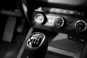 手動汽車波棍黑白內飾特寫