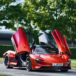 紅色McLaren跑車，鷗翼車門打開，停放在戶外。