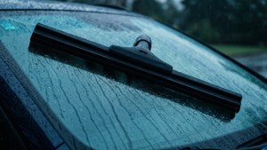 下雨時黑色雨刮片在潮濕的汽車玻璃上。