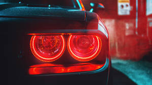在昏暗車庫中帶有霓虹照明的汽車紅色尾燈。 — 型酷鬼滅之刃 壁紙