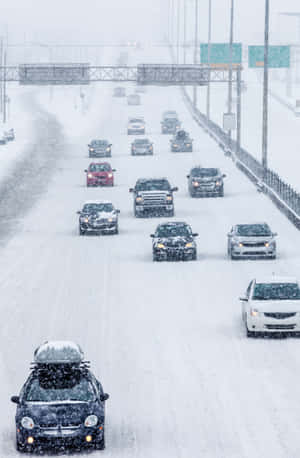 冬季暴風雪中，汽車在積雪的高速公路上行駛。 — POCO Pad 壁紙