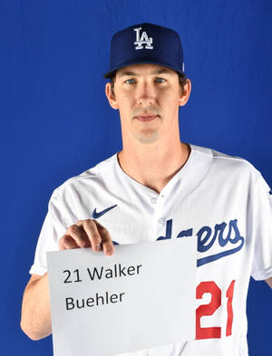 棒球運動員舉著寫有Walker Buehler和號碼21的牌子。 — 棒球 壁紙