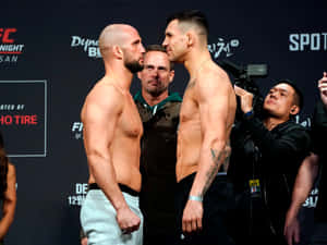 兩位赤裸上身的MMA拳手在UFC稱重活動中互相凝視。