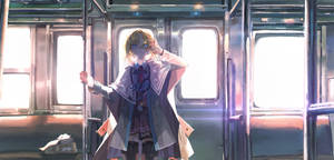 動漫女孩穿著校服在火車上，陽光從窗戶射入，她正在調整眼鏡。