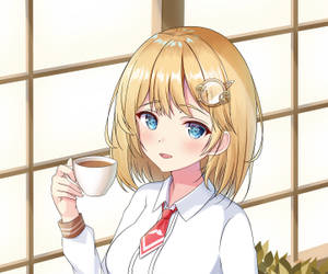 穿著校服的動畫女孩在窗旁拿著一杯茶。