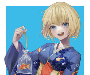 穿著藍色和服的動漫女孩拿著一個裝有金魚的袋子。