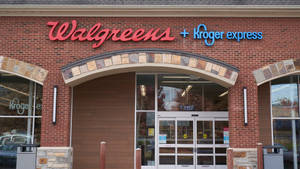 Walgreens 和 Kroger Express 商店正面，磚牆和玻璃門。