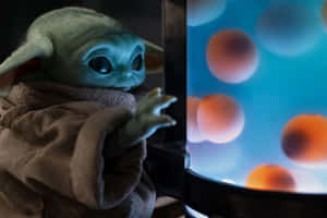Baby Yoda 在科幻場景中看著發光的球體。
