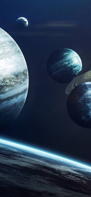 深空中多個行星和環的壯麗景色，下方是發光的行星曲線。 — 銀河A26 壁紙