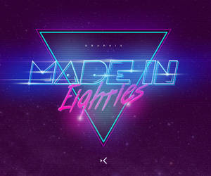 霓虹文字「Made in Eighties」在發光的三角形內，背景是繁星點點的紫色。