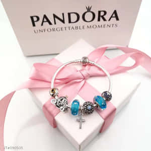 Pandora手鏈放在一個帶有絲帶的粉紅色禮物盒上。