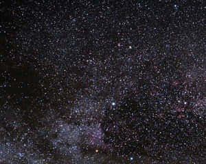 夜空中擁有密集星場和發光星雲的銀河系。