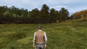 穿著背心的士兵站在草地上，面向有秋樹的森林。 — Dayz GIF 壁紙