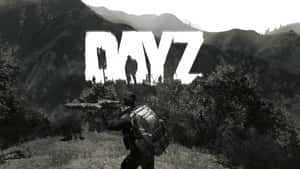 一名士兵在荒原中將步槍瞄準刻有DAYZ字樣的山丘。