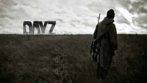 一名士兵站在田野中看著天空中的DOYZ一詞。 — Dayz GIF 壁紙