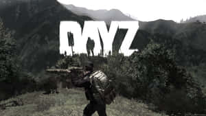一名士兵在山區森林中瞄準步槍，並顯示 DAYZ 字樣。 — Dayz GIF 壁紙