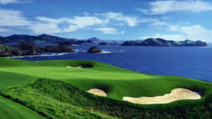 高爾夫球場俯瞰海洋和島嶼，天空晴朗