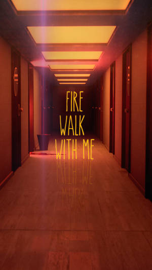 在昏暗的橙色酒店走廊中，霓虹燈牌寫著 fire walk with me。