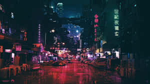 雨夜霓虹小巷，發光招牌與濕漉漉路面的倒影。