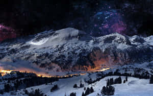 積雪的山峰在星空下，有發光的星雲和山谷燈光。