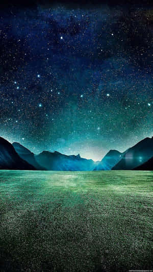 黑暗的山脈在繁星點點的夜空下，有發光的星雲和綠色田野。