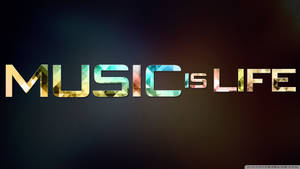 在深色漸變背景上寫着 music is life 的粗體色彩繽紛幾何文字 — 音樂 GIF 壁紙