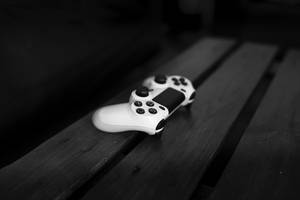 深色木質表面上的白色遊戲手掣，黑白風格。