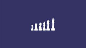 在藍色背景上，一排白色國際象棋棋子從兵到王尺寸逐漸增大。