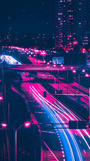 夜晚城市高速公路上汽車的霓虹粉紅和藍色光跡。 — 夜景城市 壁紙