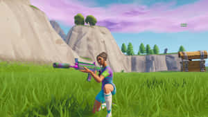 Fortnite角色在草地上蹲著，手持步槍靠近寶箱。 — Fortnite 造型 壁紙