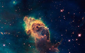 一個色彩繽紛的星雲，在深空中散發著發光的氣體和星星。