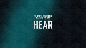 勵志語錄文字「The quieter you become the more you can hear」，背景為帶紋理的青綠色和黑色。 — 勵志金句 壁紙