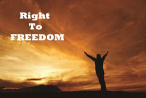 日落時分舉起雙臂站立的人，附有文字 Right To FREEDOM