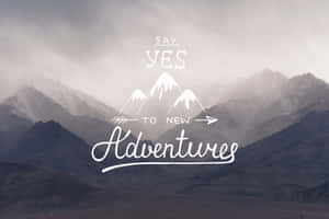 霧氣籠罩的山脈，白色文字「Say Yes to New Adventures」