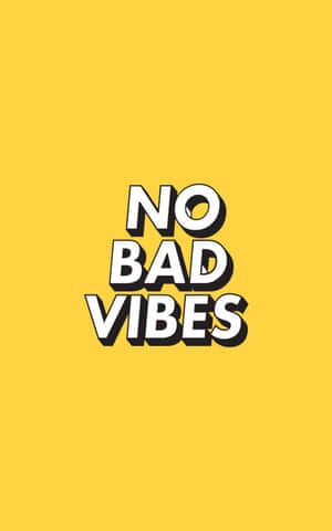 粗體白色3D文字，內容為 no bad vibes，位於黃色背景上。