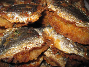 一堆酥脆炸魚，金黃外皮，閃亮魚鱗。