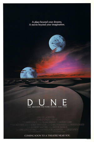 Dune 電影海報，顯示暮色中兩個月亮下的沙漠沙丘。
