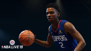 NBA Live 19 身穿快艇隊球衣的籃球運動員在聚光燈下持球。
